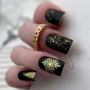 Black and Gold Snowflake Press On Nails NWT